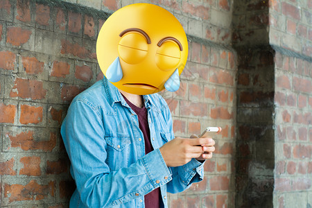 使用智能手机的emoji头人图片