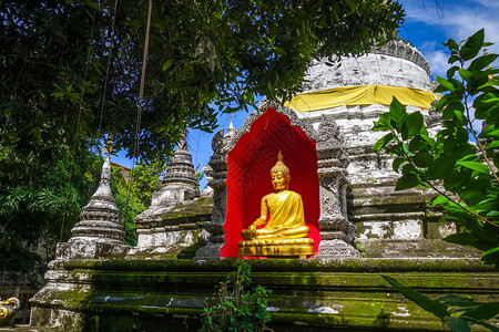 瓦布法拉姆寺庙塔和金佛陀吉昂马伊塔兰瓦布法拉姆寺庙塔图片