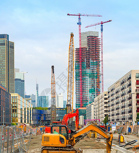 位于市中心区街上建筑工地的挖掘机起重和建筑设备配有现代建筑的和摩天树浆机包括主要建筑和德国图片