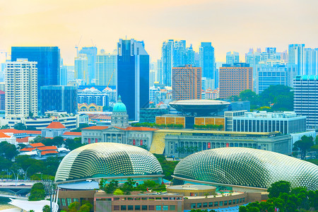 以海湾观景和现代建筑摩天大厦与河边的天际线图片