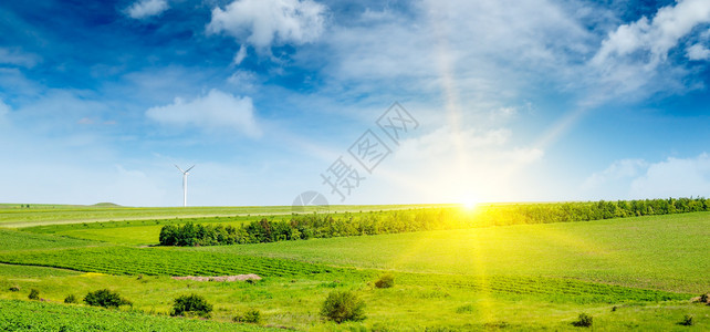 山丘绿地太阳升起风车蓝天空背景农业观大照片图片