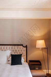 2014年3月7日BangkoThailnd殖民古老的白色舒适卧室配有经典木制床灯和枕头图片