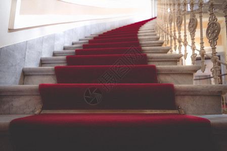 大理石楼梯上的红地毯在一个豪华优雅的建筑里图片