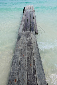 海滩上的木桥图片