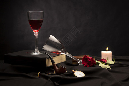 葡萄酒杯和蜡烛黑色背景的死活图片