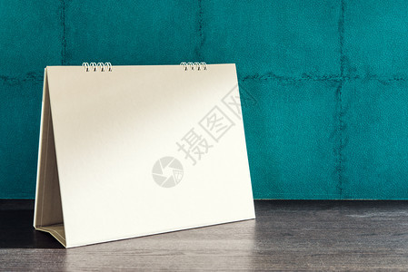 绿色墙背景的空白桌面日历图片