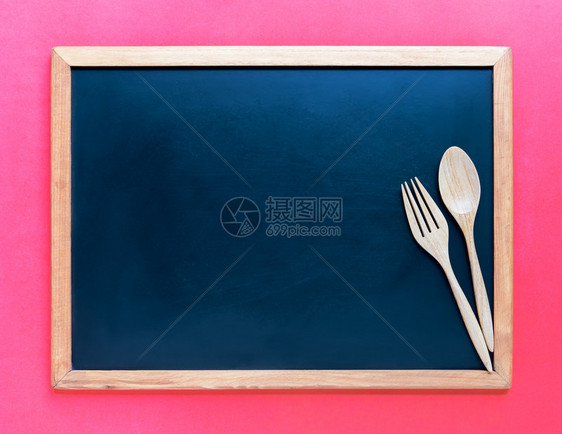 黑板上的木勺和叉子用于厨房和食物概念的背景图片