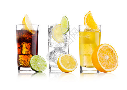 一杯可口乐橙汽水和柠檬白底面的闪光水加冰块柠檬和石灰比特图片