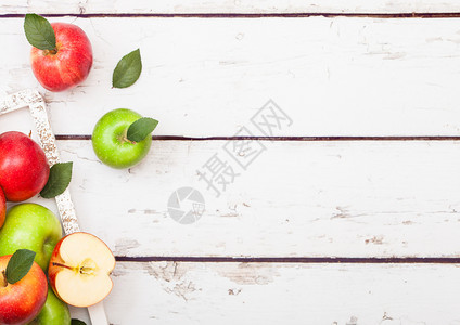 木制背景的有机红苹果和绿图片
