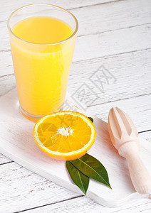 用手木果汁榨机和白木底叶的鲜皮橙子图片