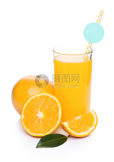含生橙子和白底蓝稻草的有机新鲜橙色凉冰汁图片