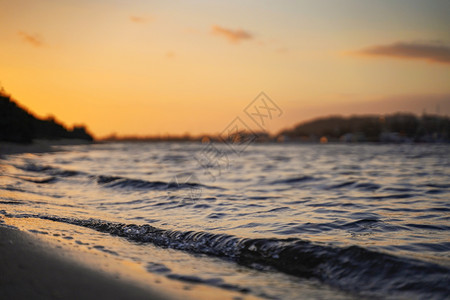 澳大利亚维多利亚湖入口日落时的美丽海景和海滩特写图片