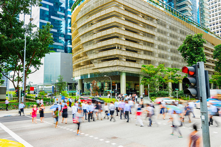 红色交通灯在奇拉波尔市中心办公大楼十字路口的商人群图片