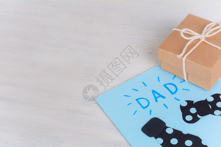 父亲日贺卡配有木背景的礼品盒父亲日概念图片