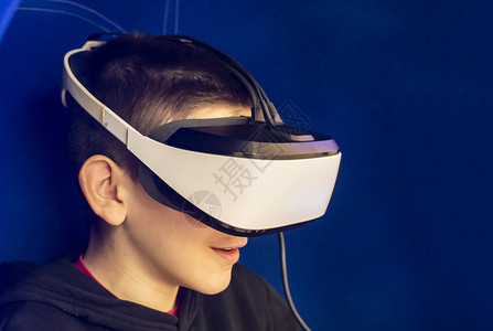 蓝灯小屋配有棍棒特殊效果技术和娱乐概念配有虚拟现实眼镜图片