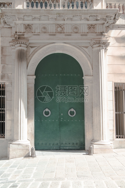 青绿色金属门从古代意大利建筑古老的意大利建筑在历史城市genovaItly图片