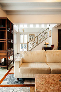 2014年月日201年hangko泰兰东古董家具沙发咖啡桌大理石地板和自然光的旧房子木柜图片