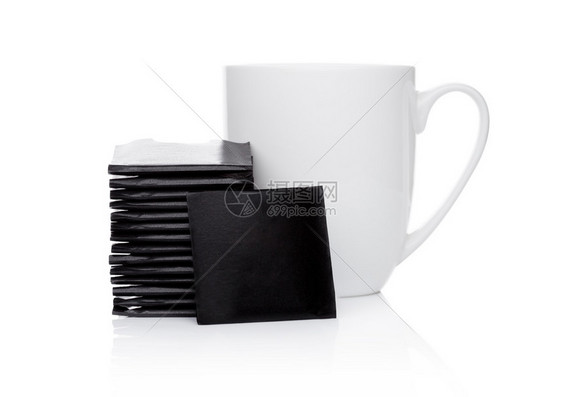 白色背景的薄巧克力配茶杯图片