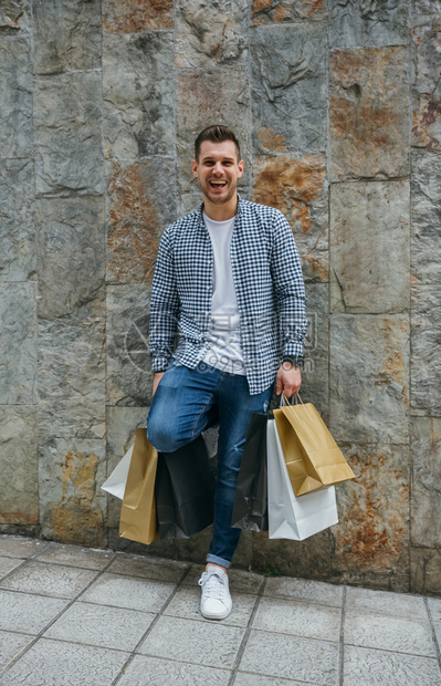 青年男子开心逛街购物
