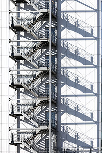 白色办公大楼有金属防火梯图片
