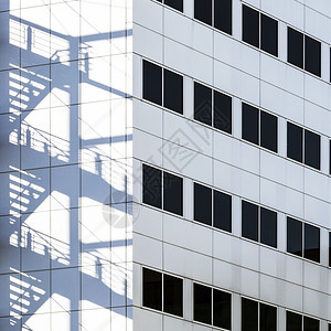 白色办公大楼有金属防火梯图片