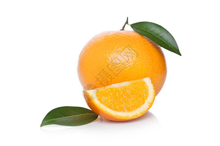 新鲜有机生橙子剥皮半分白底叶图片