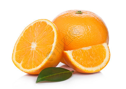 新鲜有机生橙子剥皮半分白底叶图片