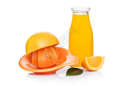 配有果汁榨机和白底叶子玻璃瓶的新鲜皮橙子图片