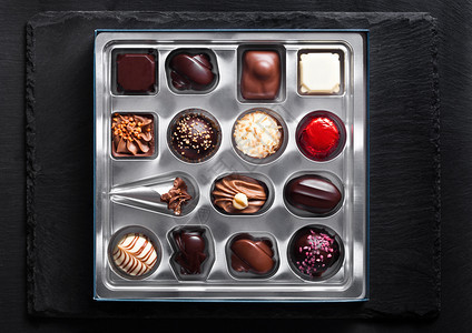 盒式银塑料盘里的各式巧克力图片