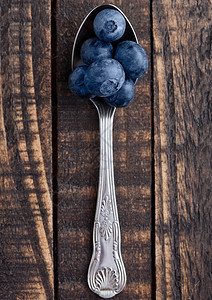蓝莓在老汤匙上木板天然健康食物生命摄影图片