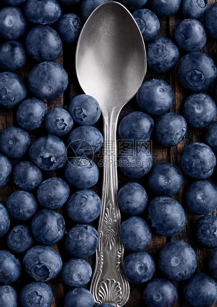 汤匙周围的蓝莓闭合照片自然健康的食物生命摄影图片