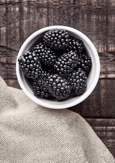 白莓黑木板天然健康食物鲜活摄影图片