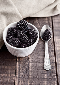 黑莓白碗勺子木板天然健康食物生命摄影等图片