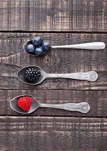 勺子和木桌上的蓝莓黑图片