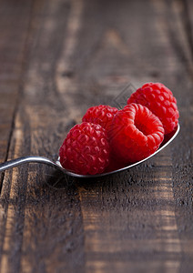 老勺子上的草莓在老木板上天然健康食物生命摄影图片
