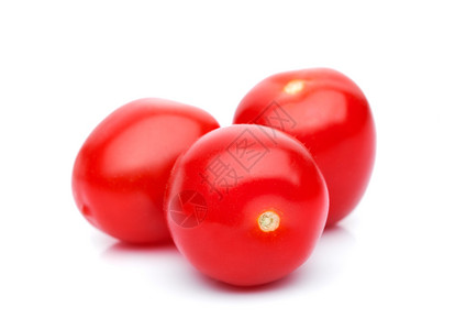 白色背景的新鲜健康樱桃红番茄宏图片