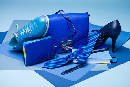 蓝色时装风格仍以蓝背景为生活设置并配有鞋领带眼镜袋笔和记本图片