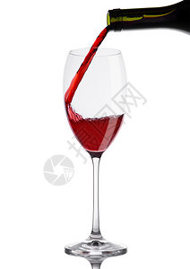 将红酒从瓶倒在白底的玻璃杯上图片