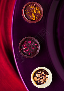紫色和红板块上各种巧克力糖果图片