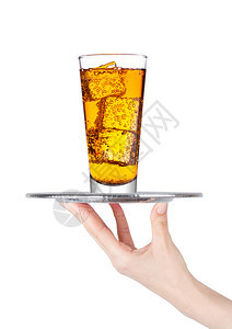 手持盘用能量饮料玻璃苏打白底冰面图片