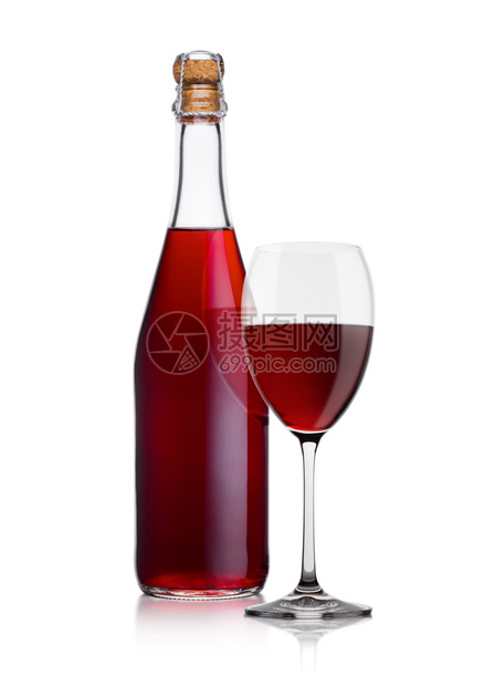 白底的自制红酒和玻璃瓶反光图片