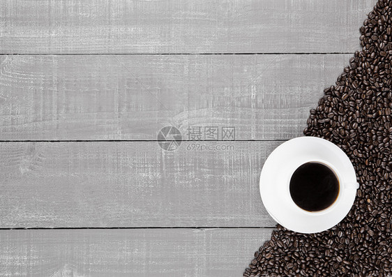 早餐用黑咖啡加豆子和背景的黑图片