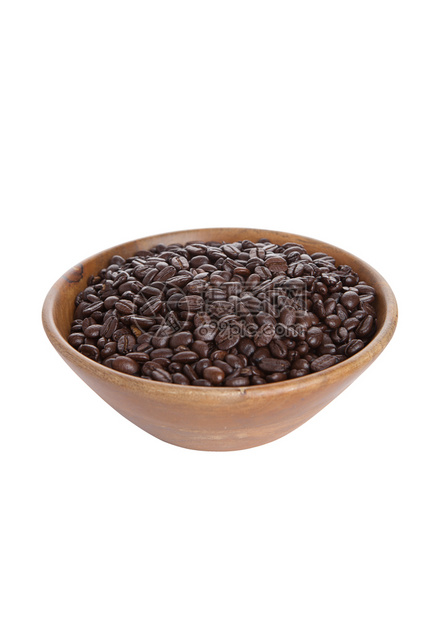 白底孤立的棕色咖啡豆木碗图片