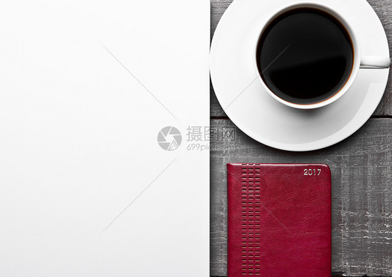 空白纸用咖啡和条签印在木板上的纸和条本笔记图片