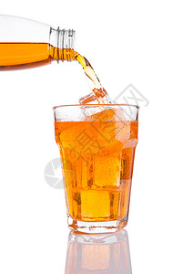 倒橘子能量苏打饮料在玻璃中白底冰面上加图片