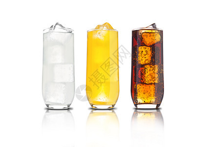 橙汽水可乐和柠檬汁装有冰立方体和白底反光泡背景图片