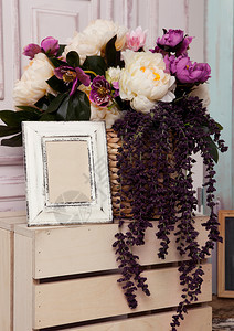 画框和木箱上的鲜花粉门苹果盒图片