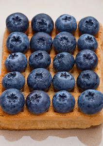 蓝莓在甜华芙饼上图片
