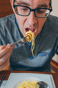吃意大利面和虫子的男人图片