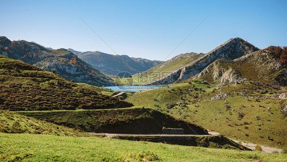 阳光明媚的一天山之间有湖泊的美丽风景山之间有湖泊的风景图片